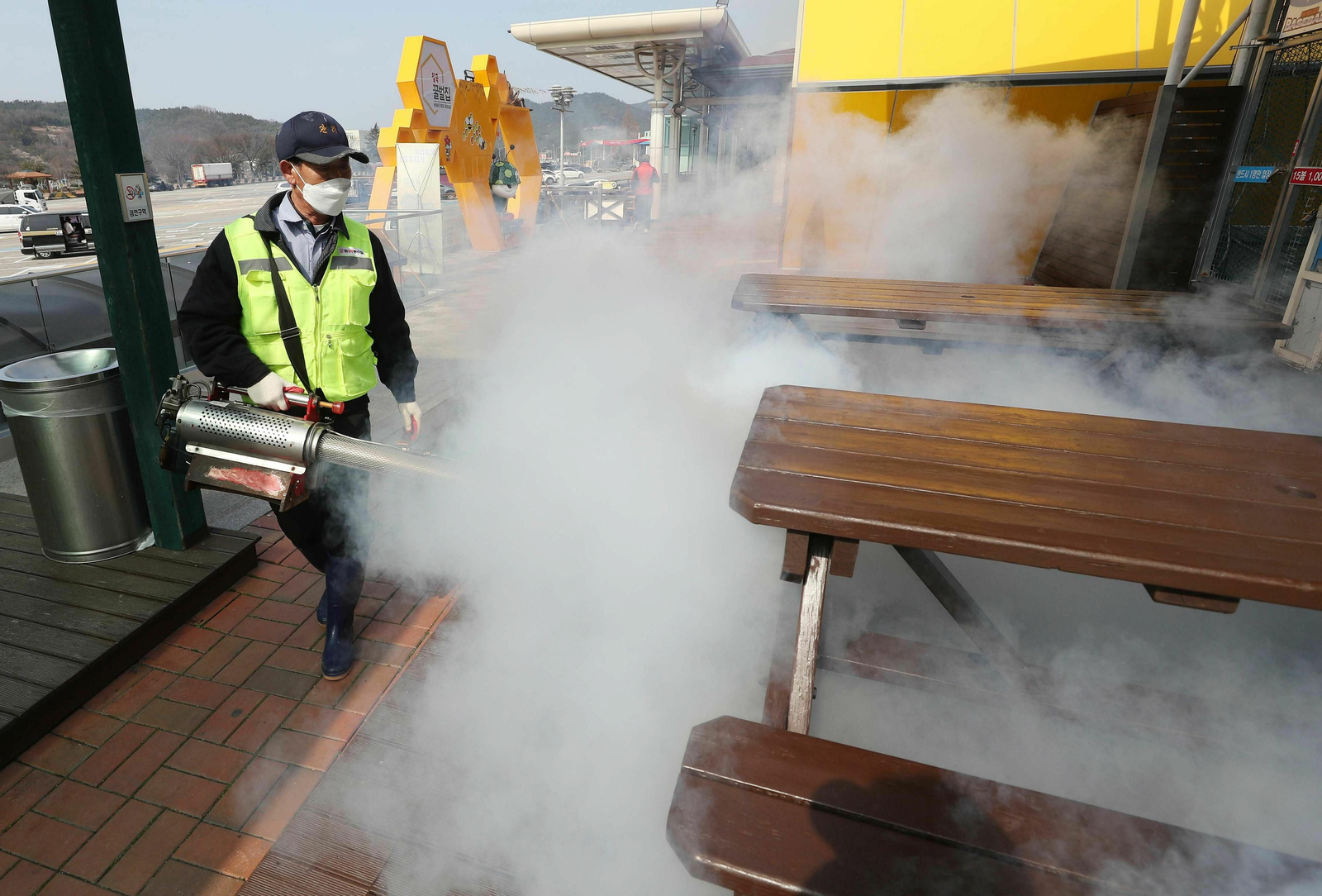 Desinfección en un área de servicio de Corea del Sur.