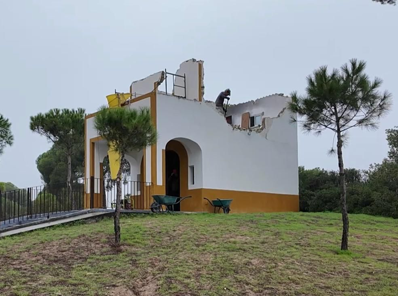 Los operarios ya han comenzando las labores de remodelación de la ermita del Pinar de la Algaida.