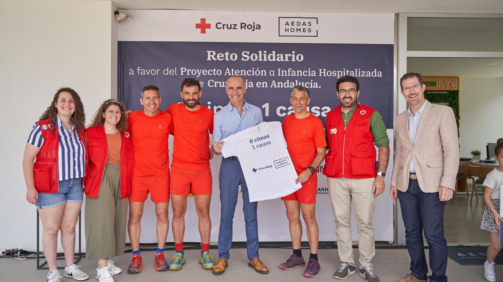 Los tres 'runners' del II Reto Solidario AEDAS Homes, representantes de Cruz Roja y de AEDAS Homes entregan la camiseta del Reto al alcalde de Sevilla.