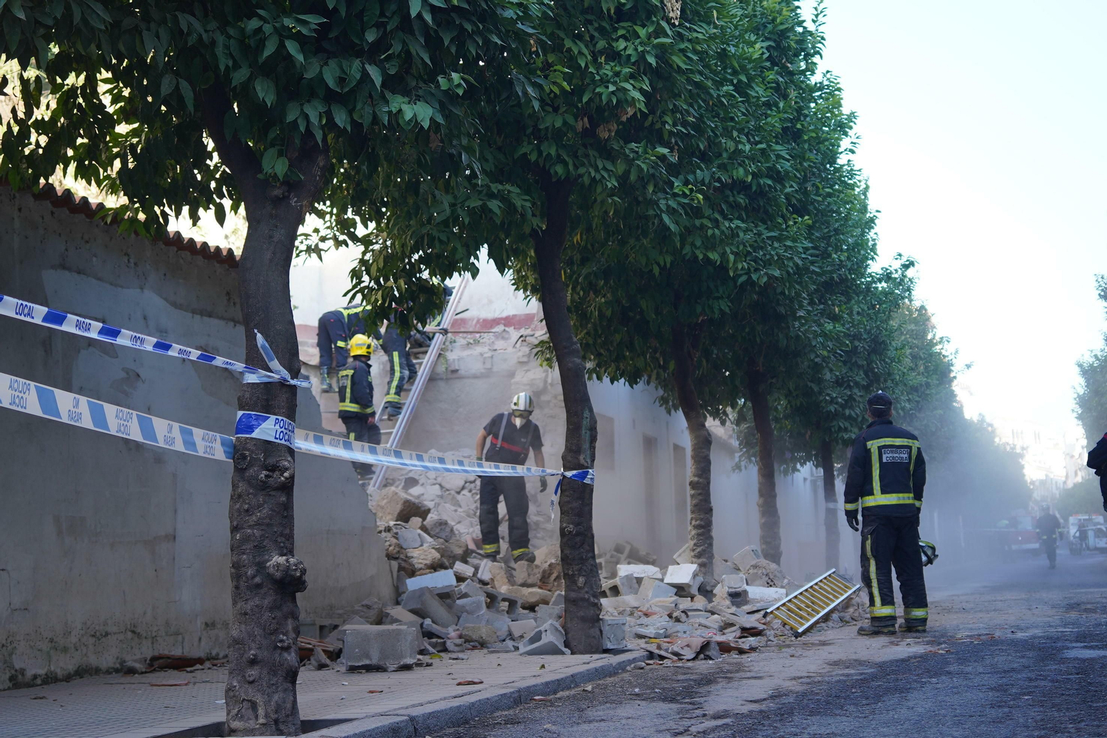 Los bomberos trabajan en el derrumbe.