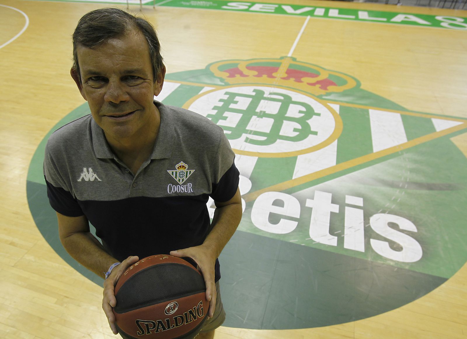 Juanma Rodríguez posa en San Pablo junto al escudo del Betis.