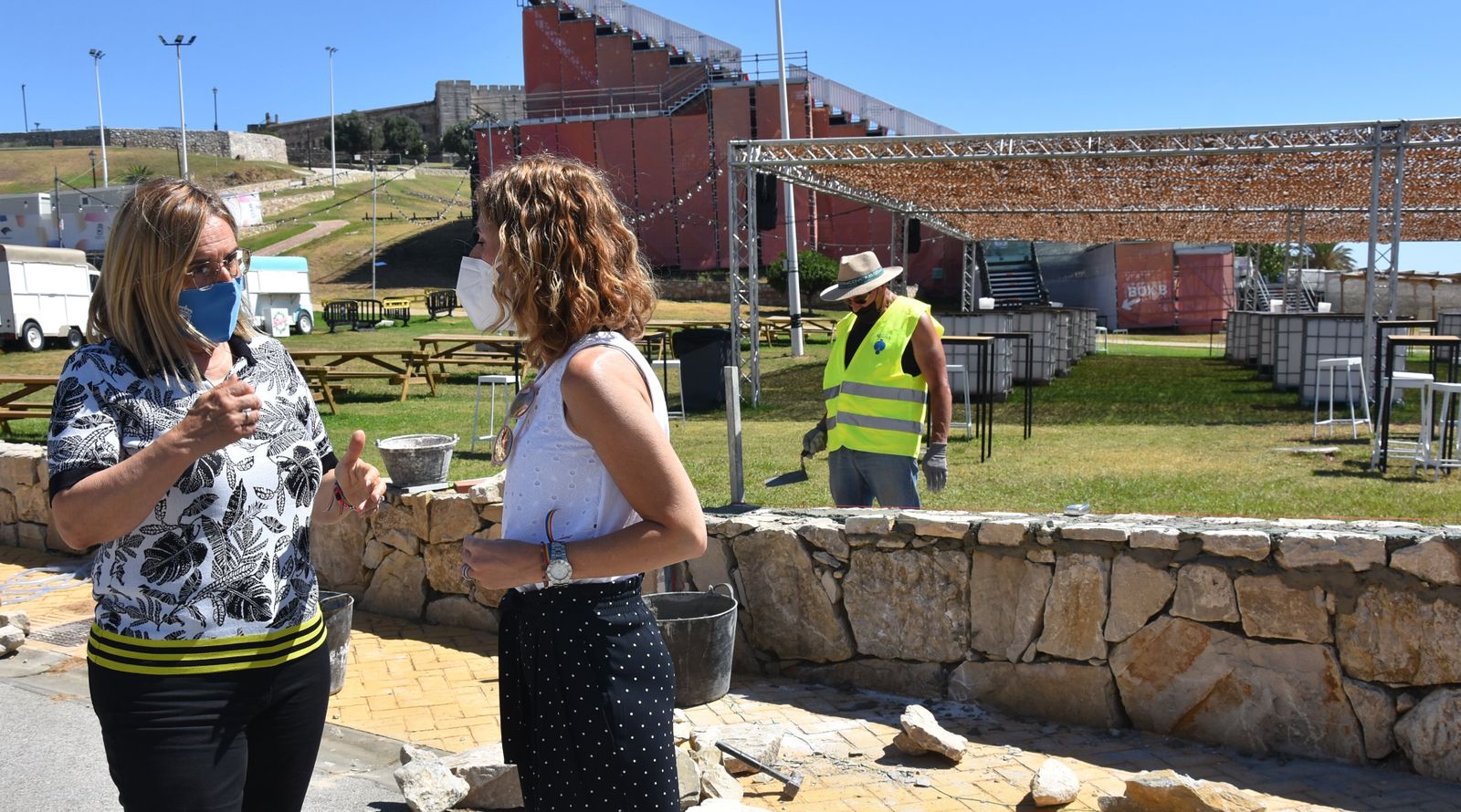 Vista a los trabajos previos de vallado del Castillo Sohail y la ciudad romana.