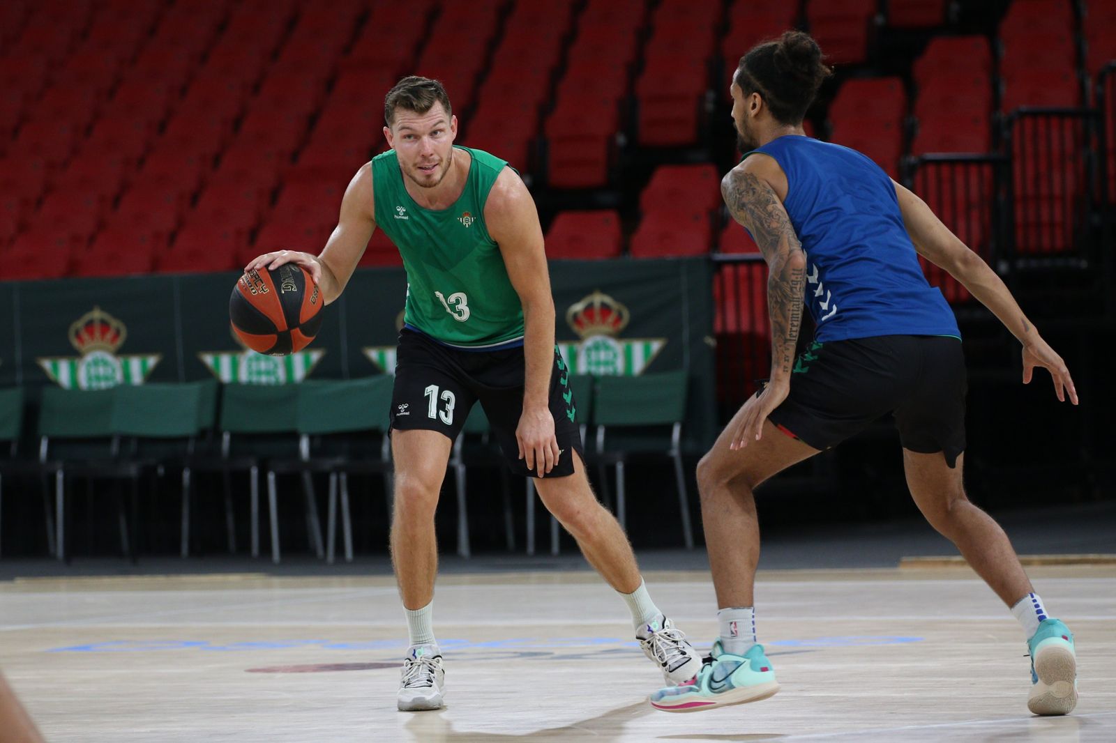 Jeremiah Hill defiende a Dairis Bertans durante un entrenamiento del Betis Baloncesto en el Palacio de los Deportes de San Pablo.