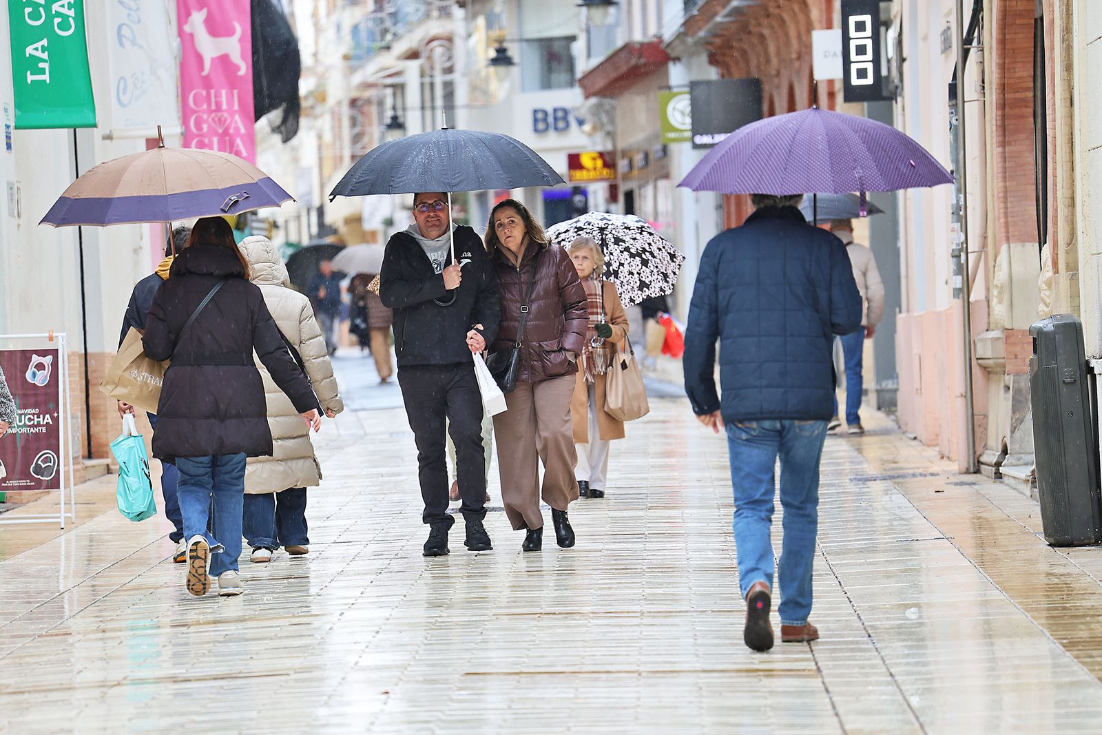 Las calles de la ciudad se inundan de paraguas en la invernal mañana de sábado