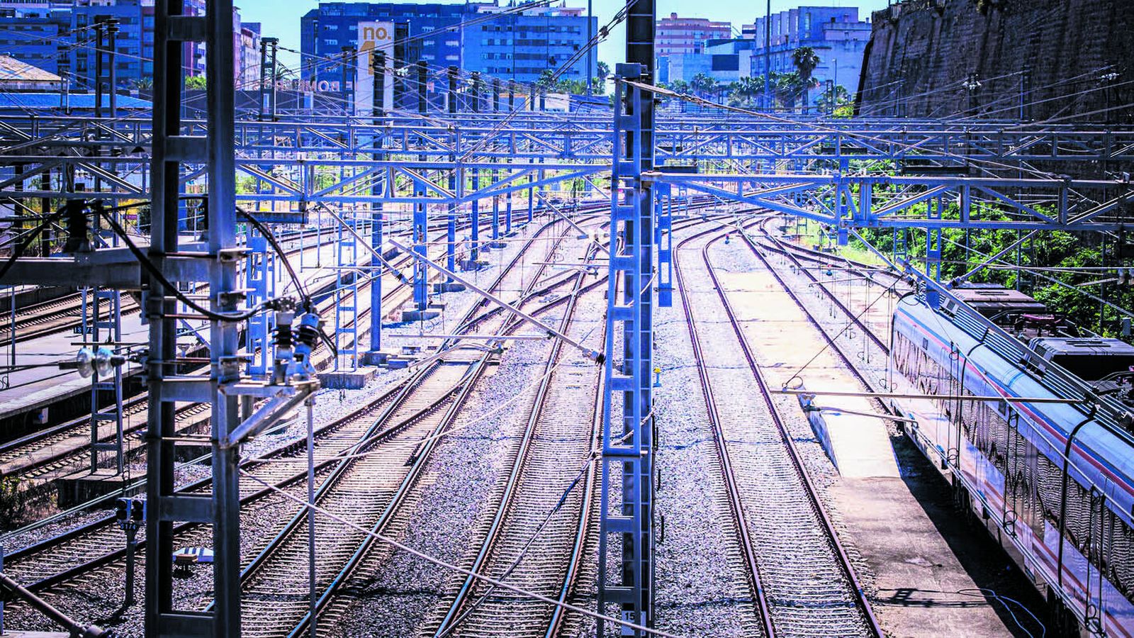 Red de vías del tren en su acceso a Cádiz.