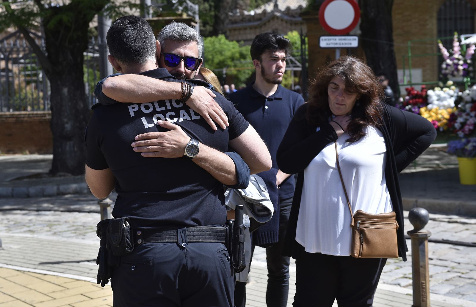 Ángel Luna abraza a Javier, policía local de Alcolea del Río, al que le agradece su trabajo para esclarecer el crimen.