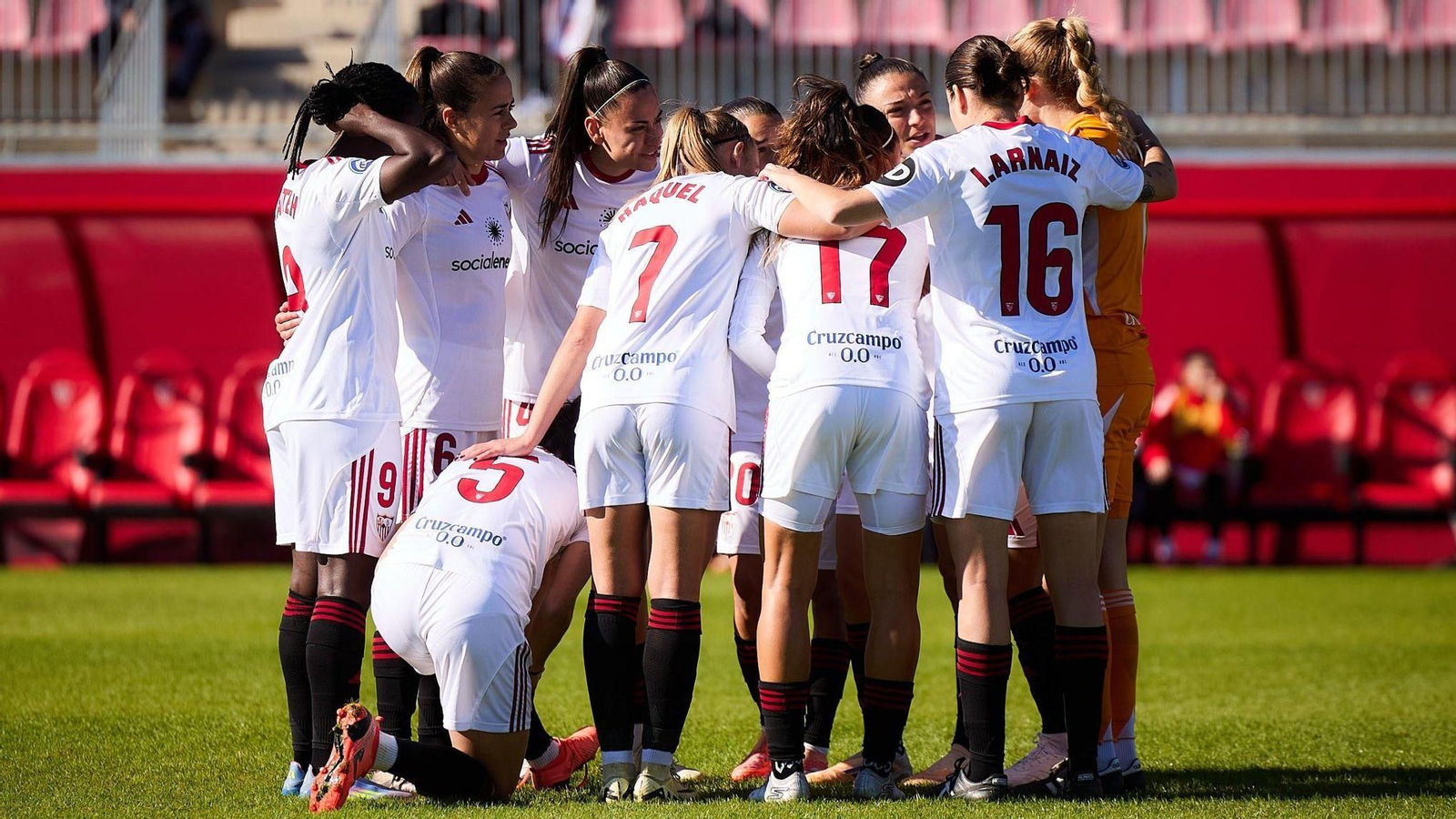 Las jugadoras del Sevilla Femenino se animan antes de arrancar el choque con e Deportivo.