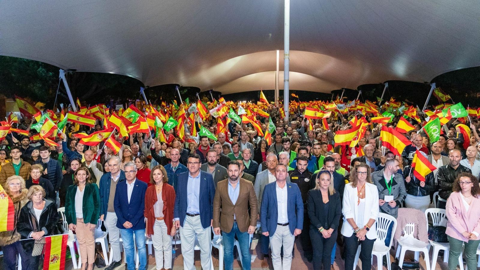 Santiago Abascal entre Rafael Segovia y Tomás Fernández Ríos, con el resto de dirigentes de Vox, al final del acto, con el himno de España de fondo.