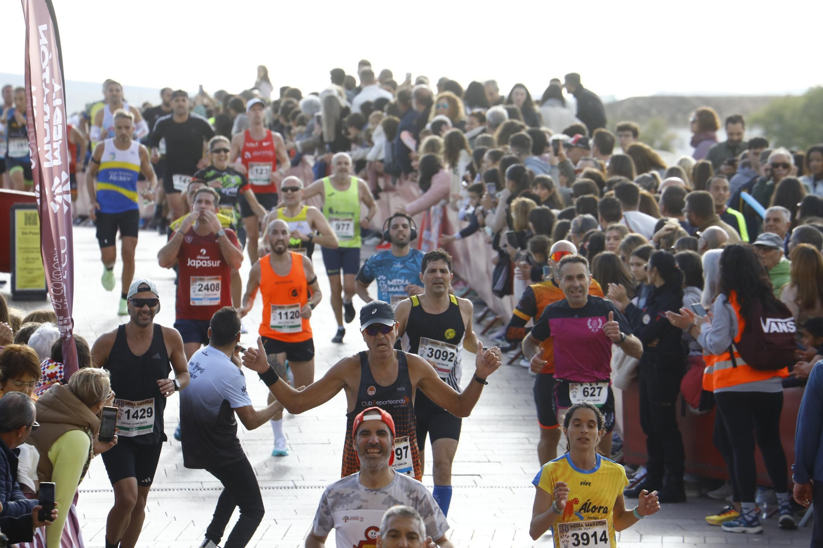 La gloria de cruzar la Puerta del Puente: las fotos de la línea de meta de la Media Maratón de Córdoba 2024