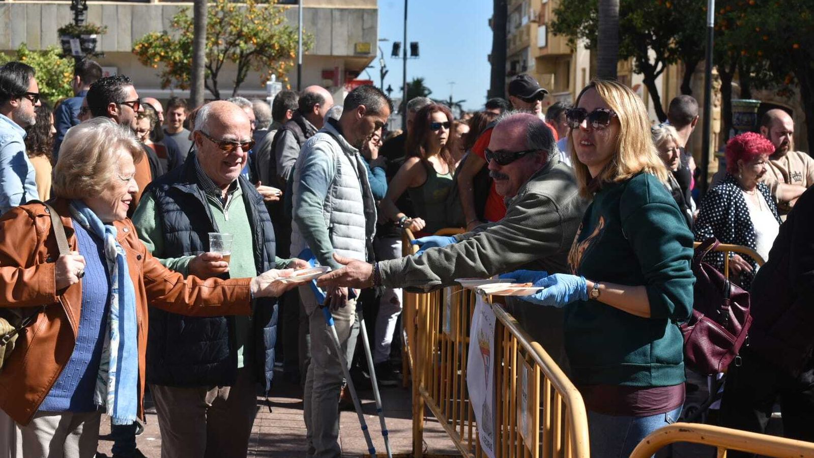 La Casa Regional de Ceuta reparte platos con gambas.