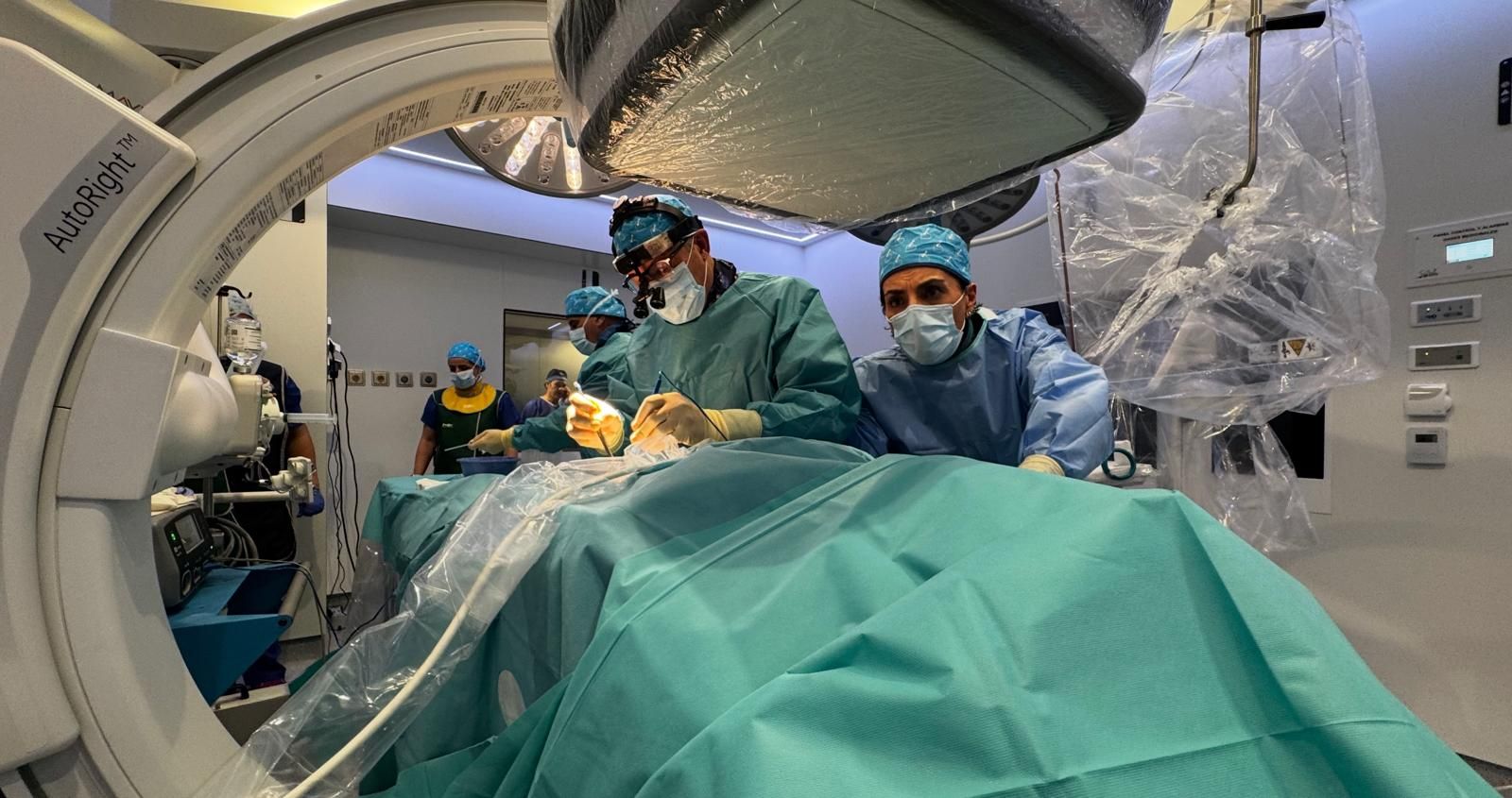 El doctor Gomez Vidal y la doctora Conejero durante intervencion en quirofano hibrido.