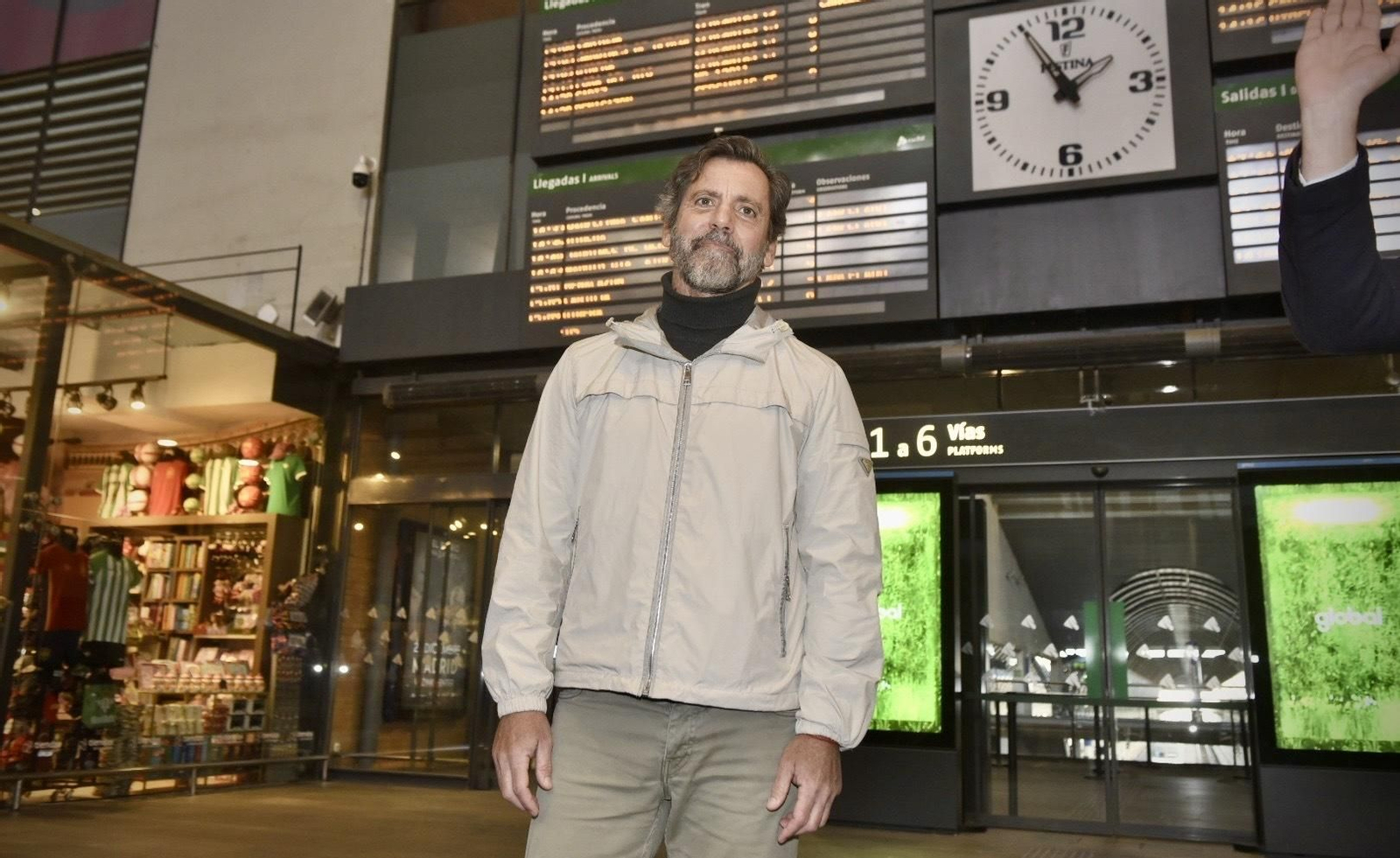 Quique Flores esboza una leve sonrisa en San Justa, poco antes de las 14:00 de este lunes 18. Quique Flores esboza una leve sonrisa en San Justa, poco antes de las 14:00 de este lunes 18.