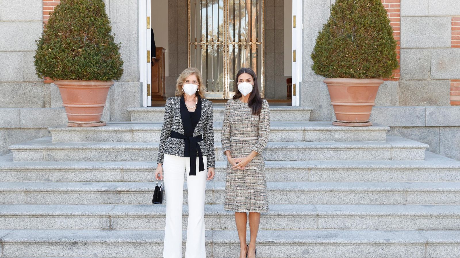La Reina, con el vestido de tweed que llevaba debajo de la capa de Hugo Boss.
