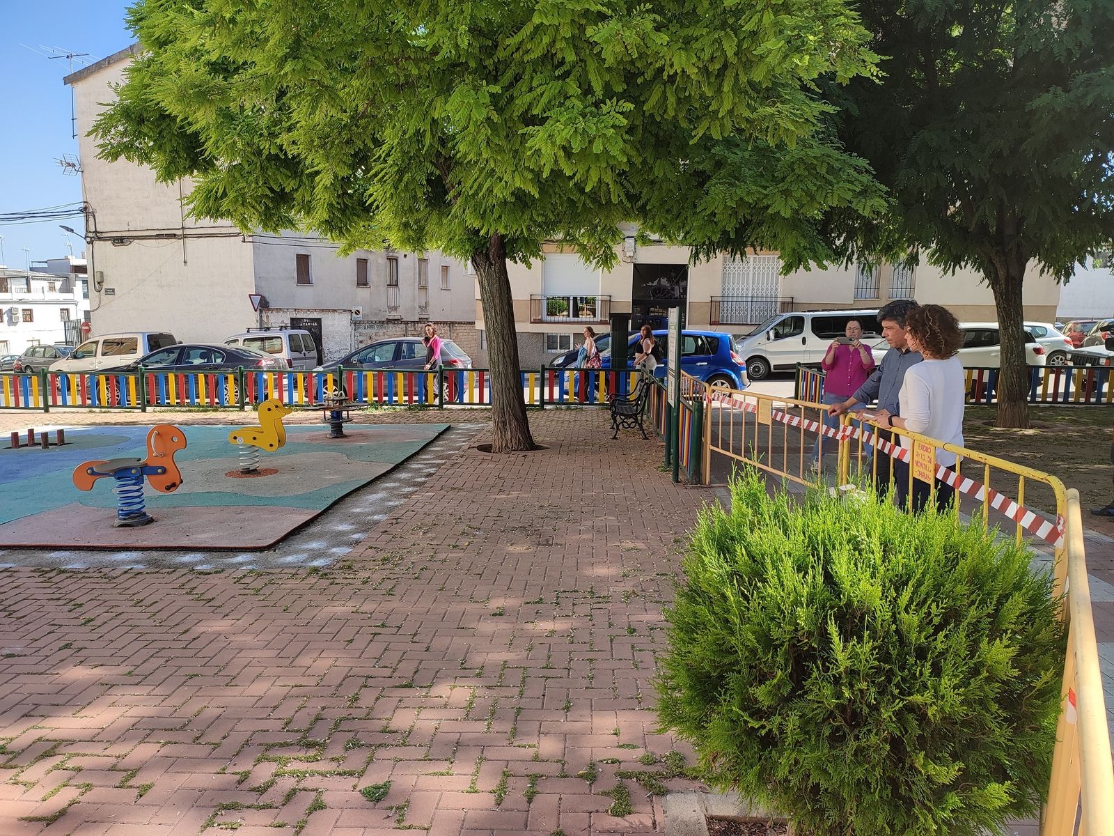 Parque infantil en la calle La Vendimia en Montilla.