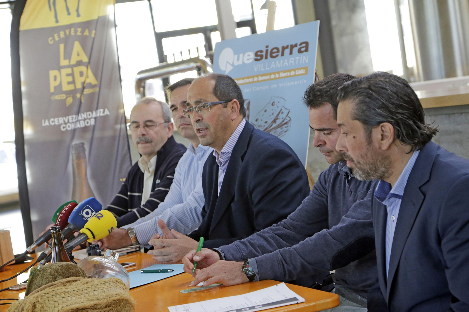 El alcalde de Villamartín, junto con los responsables de Asaja, Quesica y Expoalia, ayer, en Jerez.