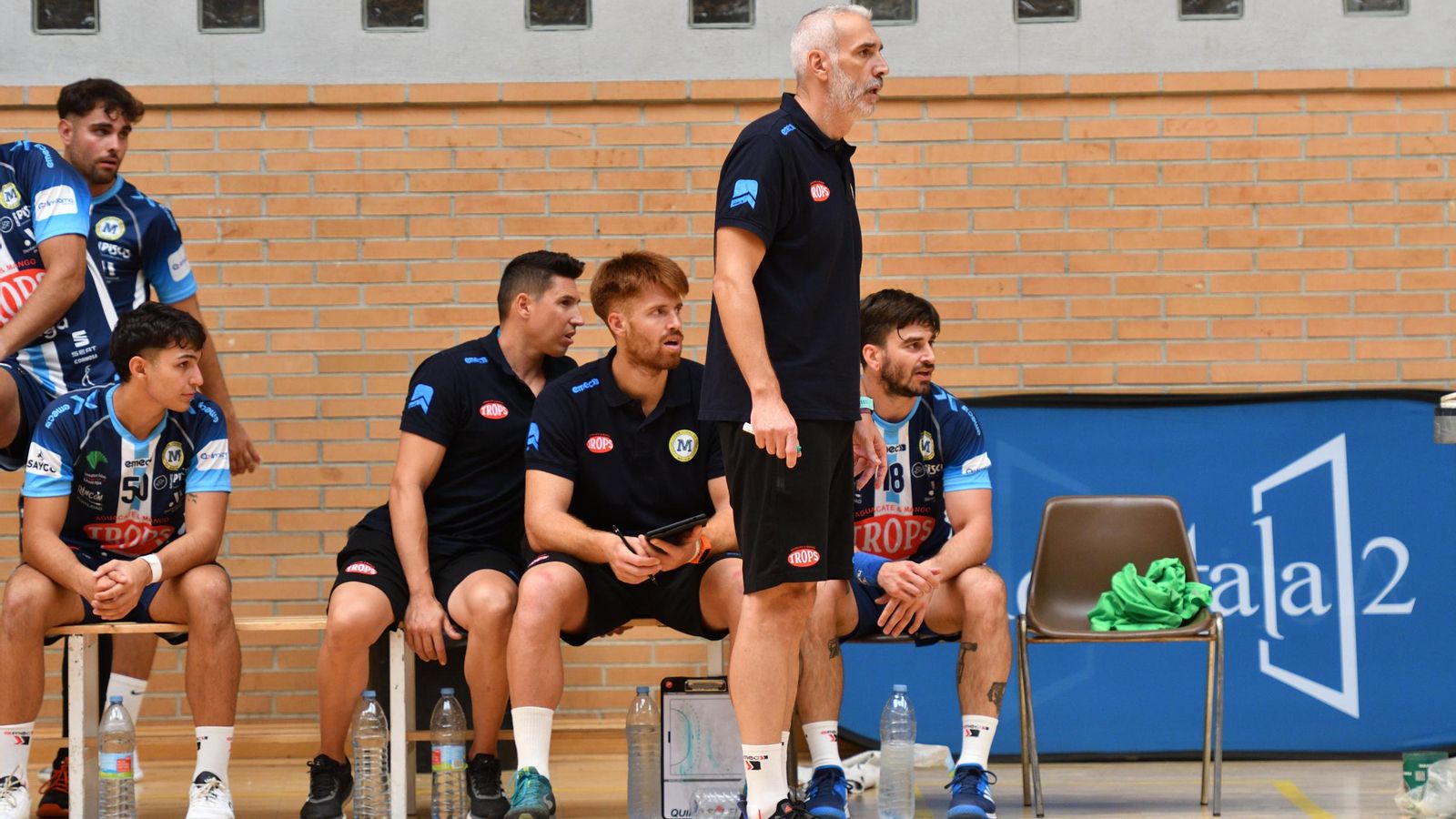 Quino Soler junto a su cuerpo técnico dialogando en el banquillo. Quino Soler junto a su cuerpo técnico dialogando en el banquillo.