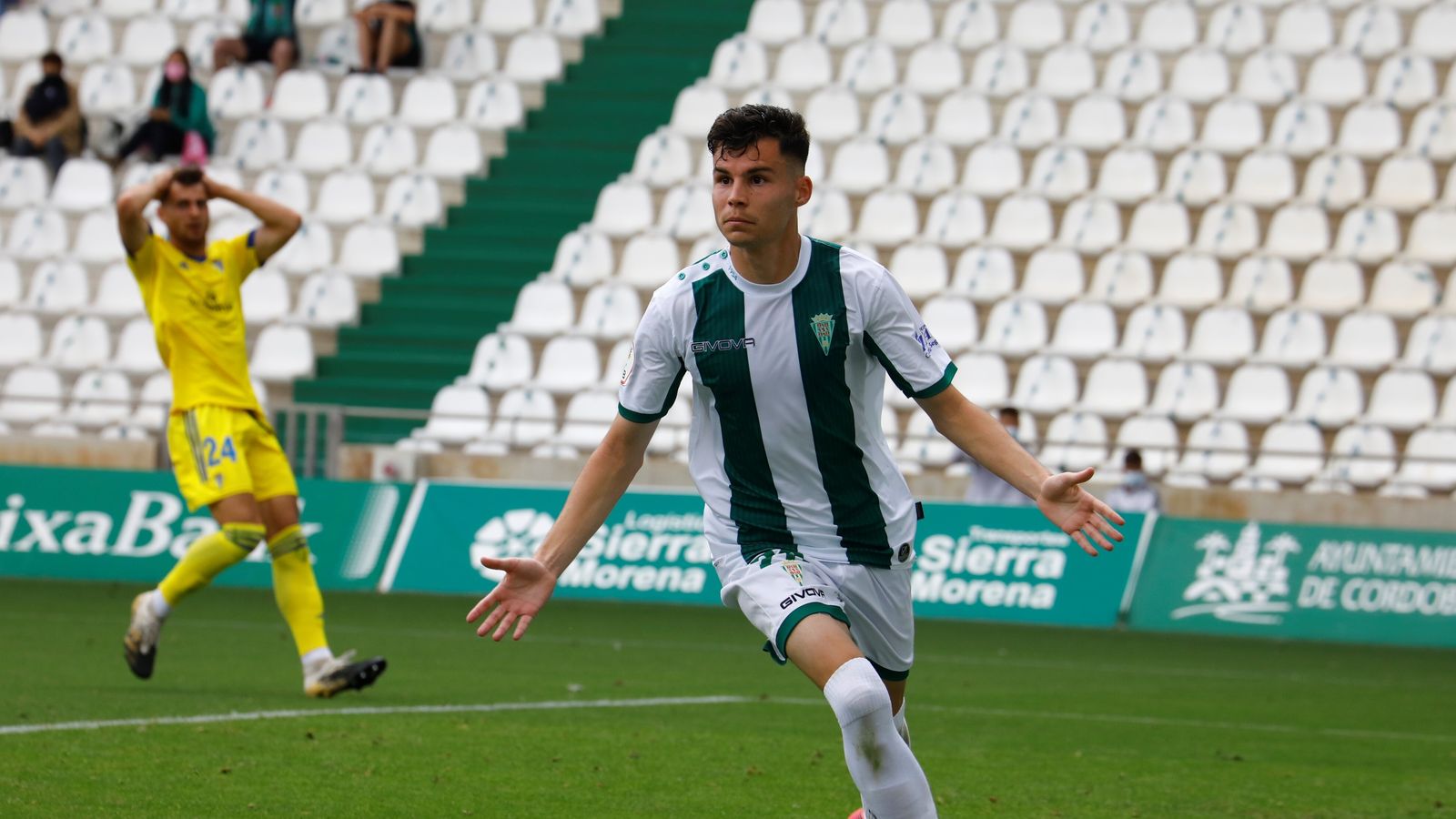 Luismi celebra su gol ante el Cádiz B.