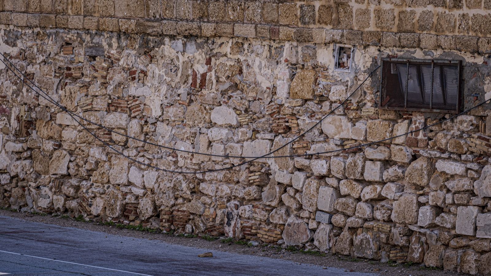 Estado del lienzo de muralla de las Puertas de Tierra de Cádiz.