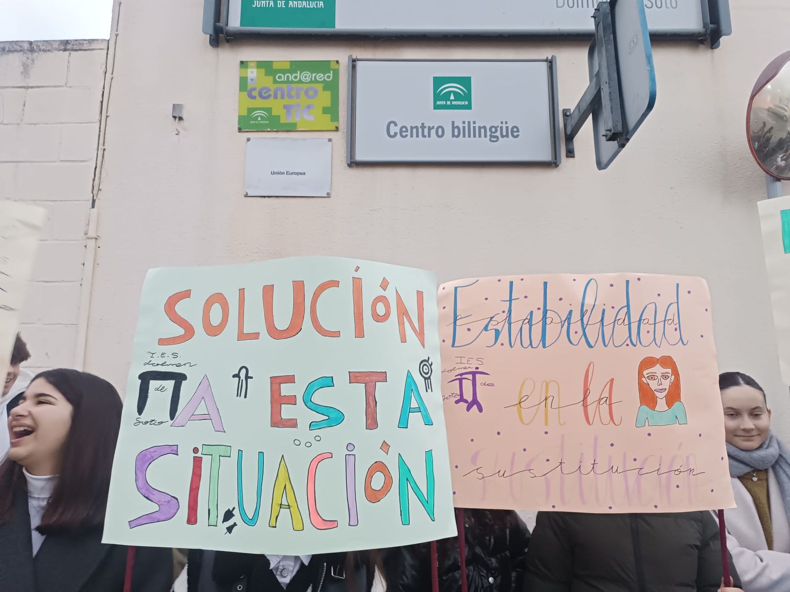 Alumnos y padres exigen una solución a esta situación con pancartas a las puertas del centro.