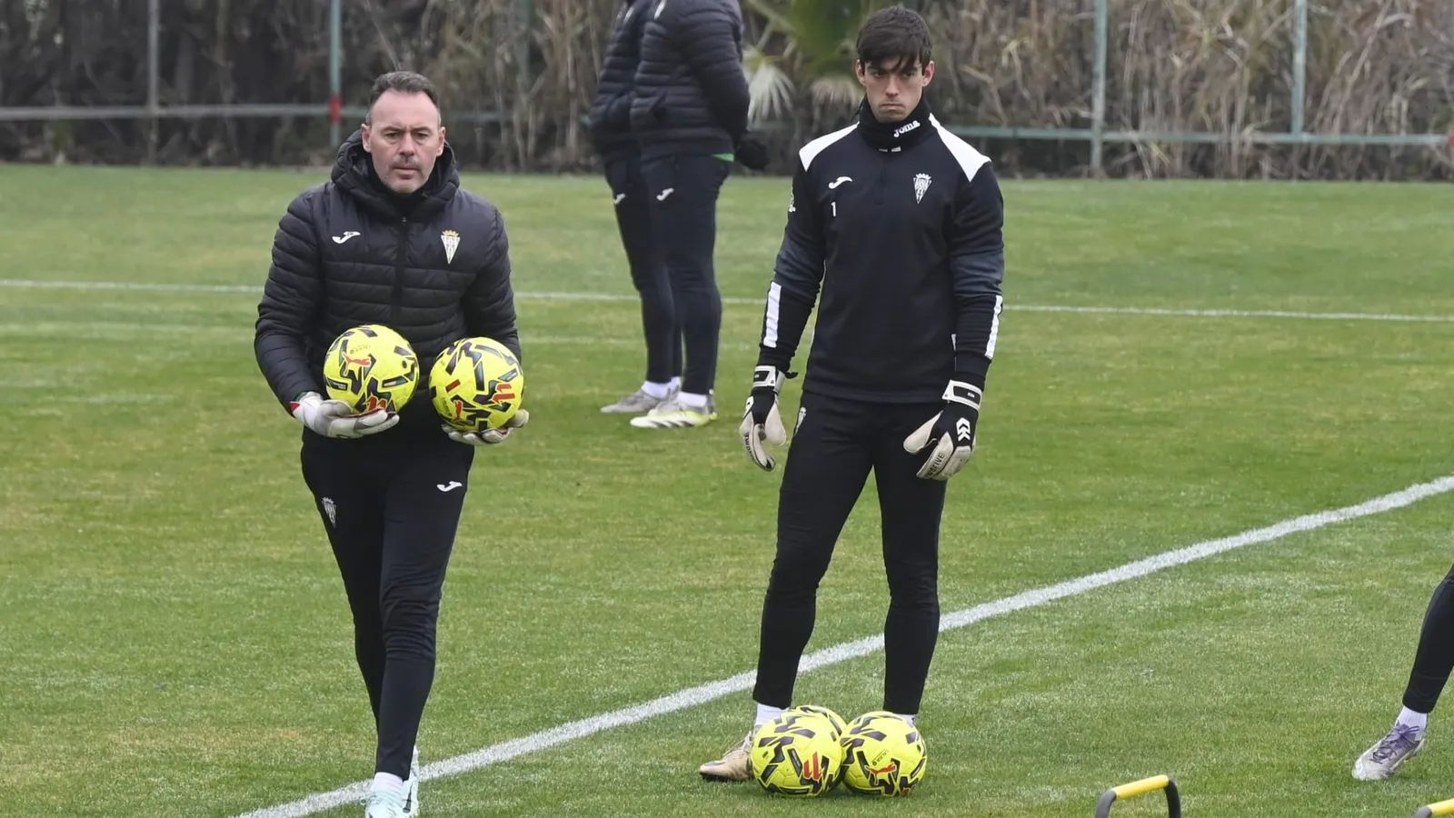 Iker Álvarez se ejercita junto a David Pérez, preparador de porteros, en la sesión de este jueves