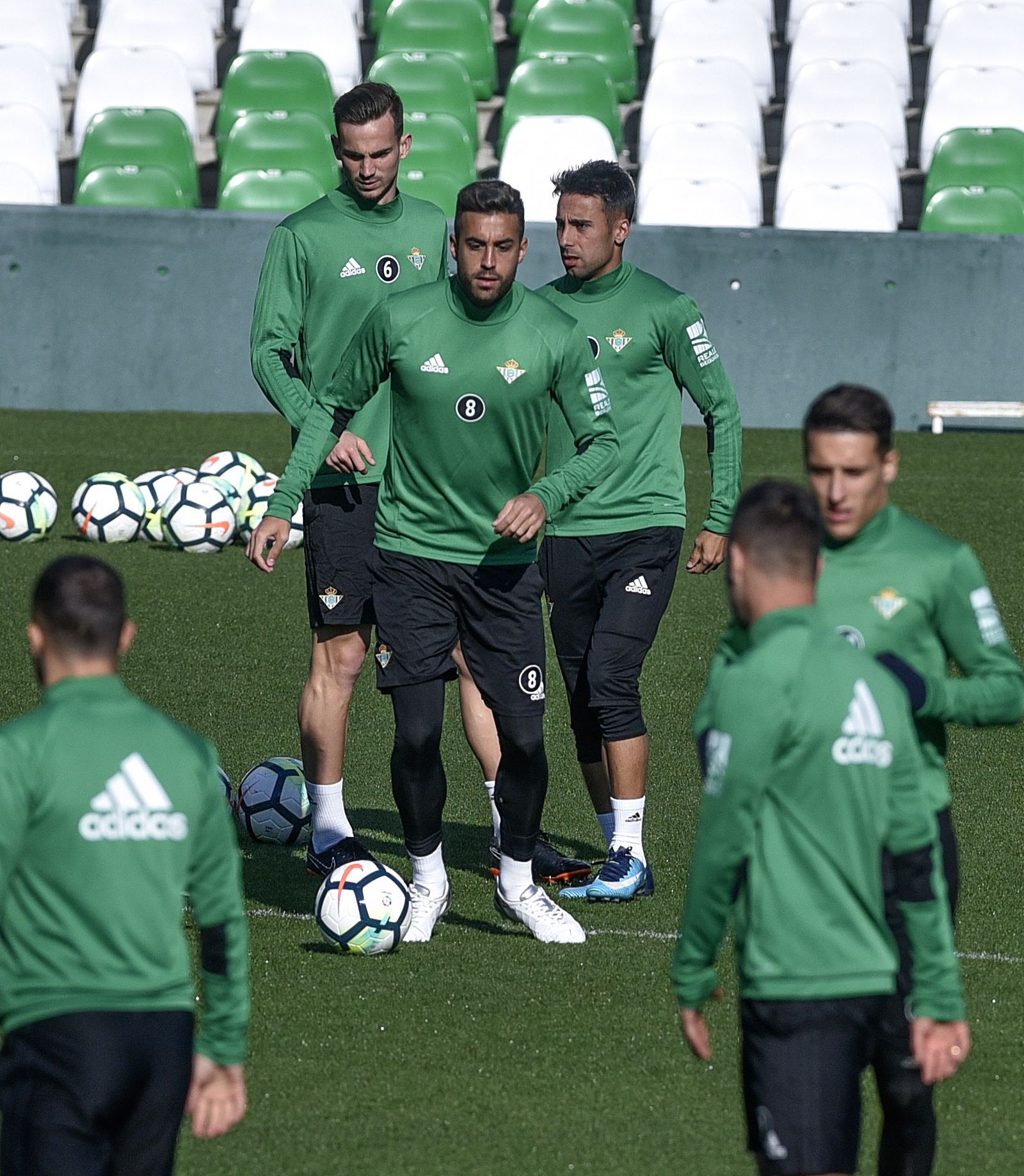 Camarasa, con Fabián y Rafa Navarro detrás, conduce el balón en el entrenamiento de ayer en el Benito Villamarín.