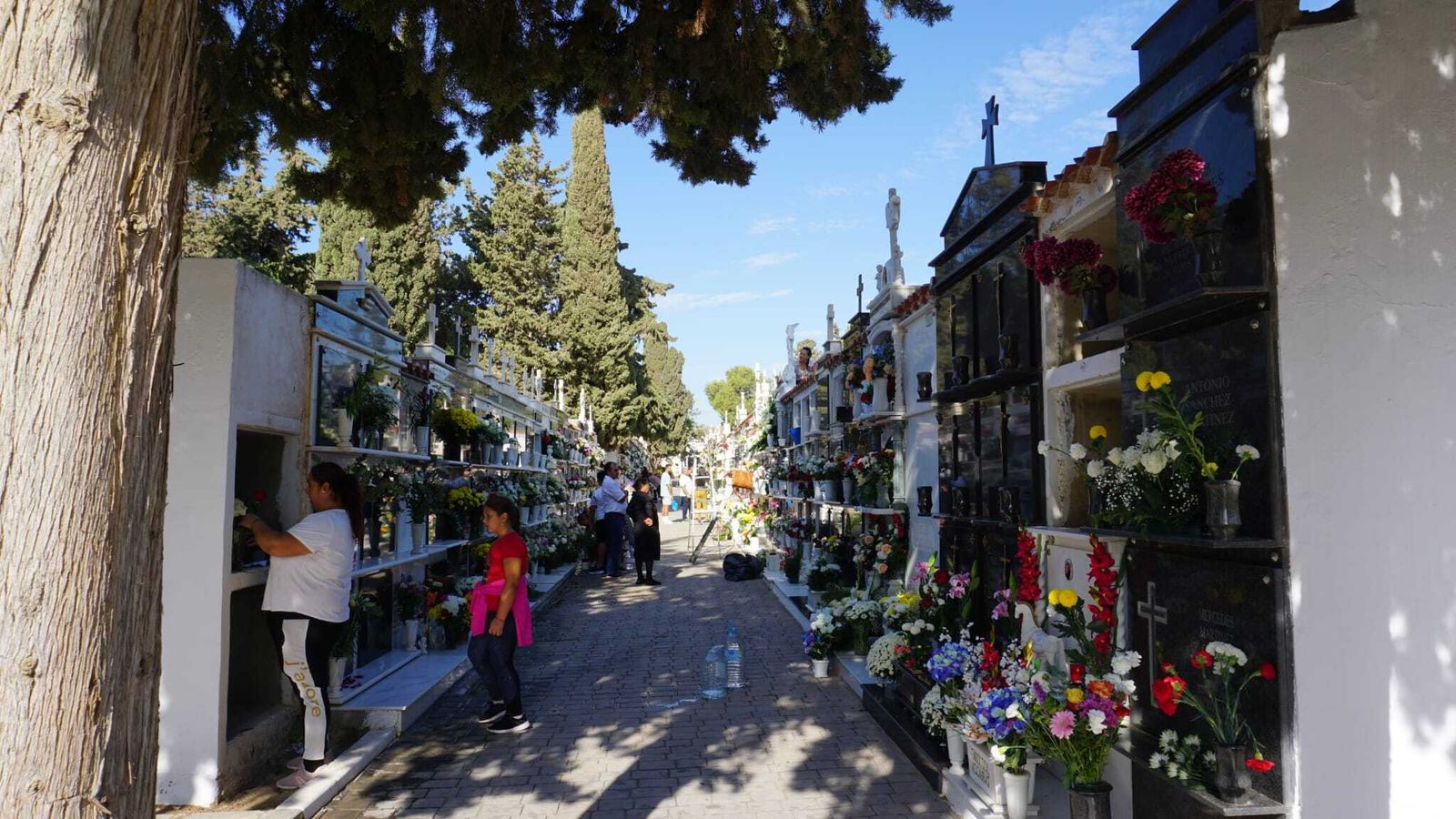 Vecinos esta mañana en el cementerio de Vera.