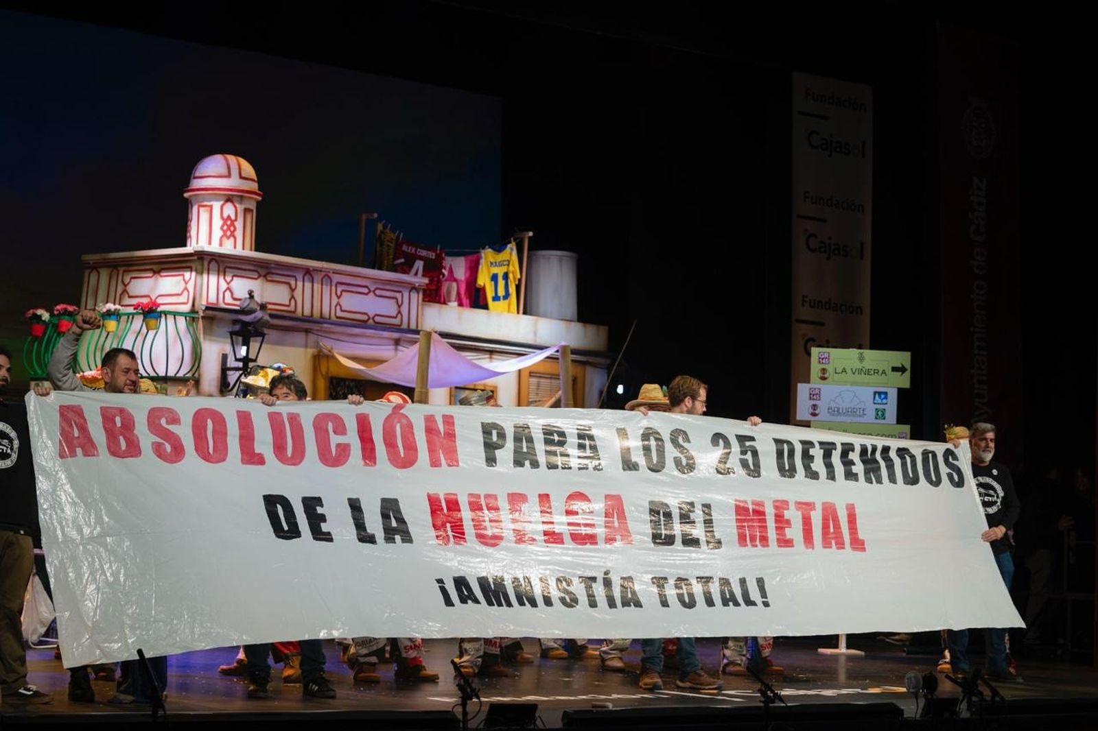 Pancarta de la chirigota 'Los camper de sur'  por la absolución de los detenidos en la huelga del metal.