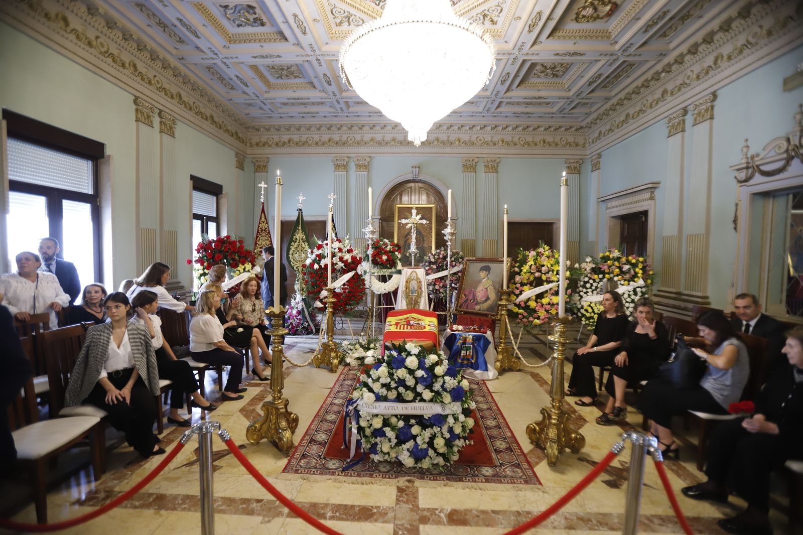 Imágenes de la capilla ardiente de Miguel Báez Espuny 'Litri' en la mañana del viernes
