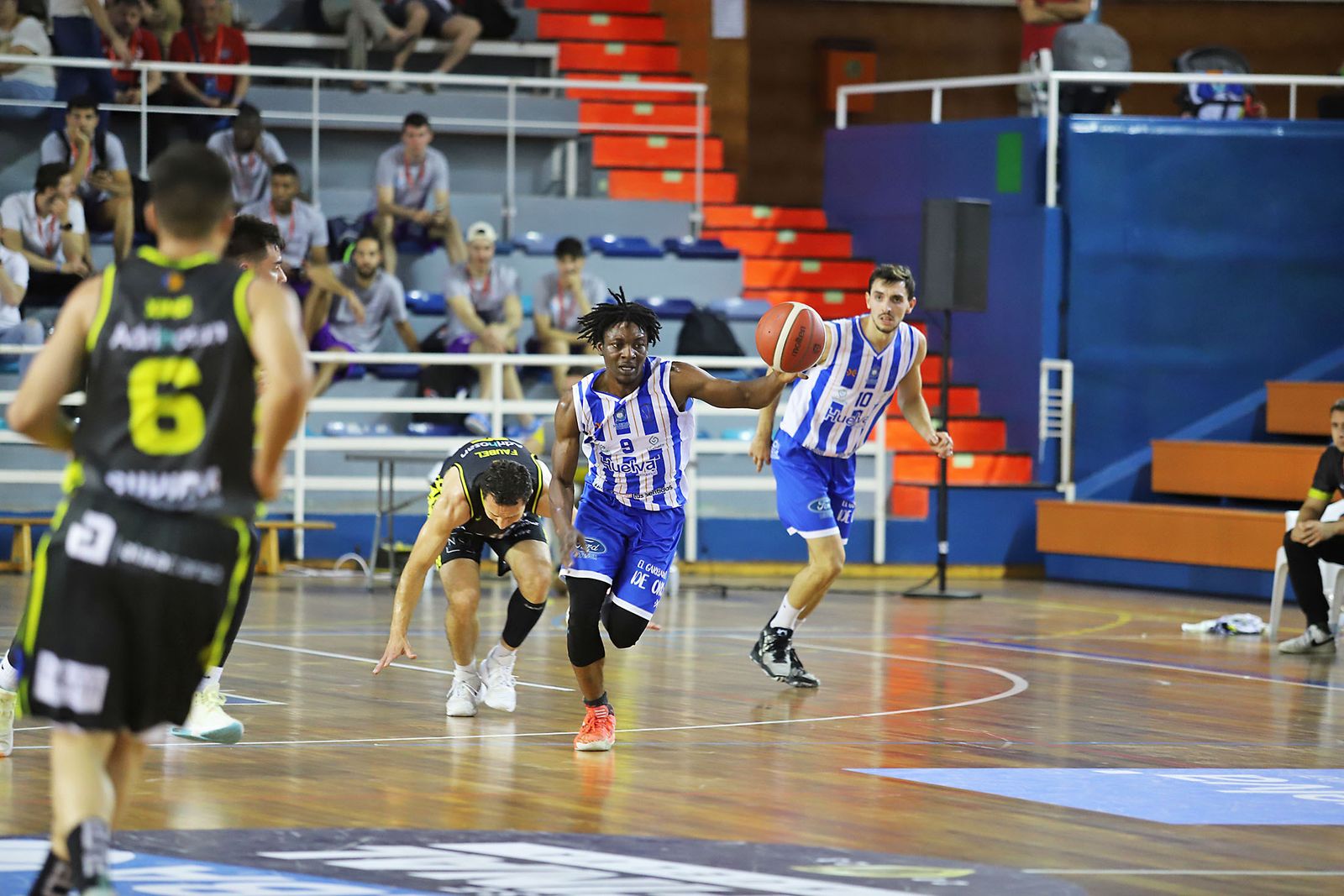 Imágenes de la Primera jornada de la fase final a LEB Plata: Huelva Comercio Viridis vs Refitel Basket Lliria