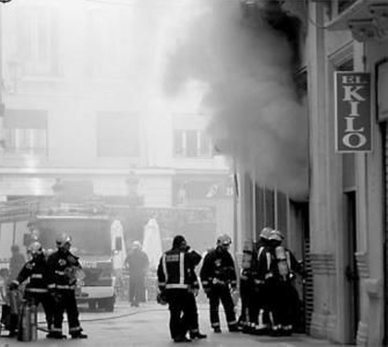 Bomberos interviniendo en el incendio del transformador.