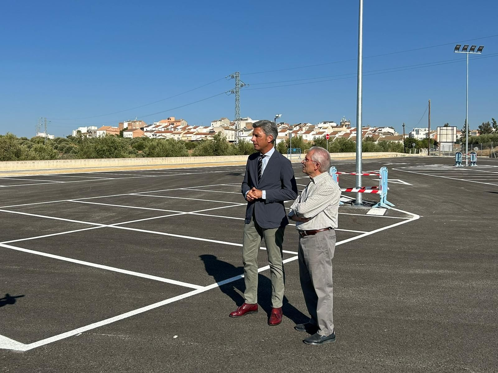Andrés Lorite y José del Río en la zona habilitada como aparcamiento Andrés Lorite y José del Río en la zona habilitada como aparcamiento