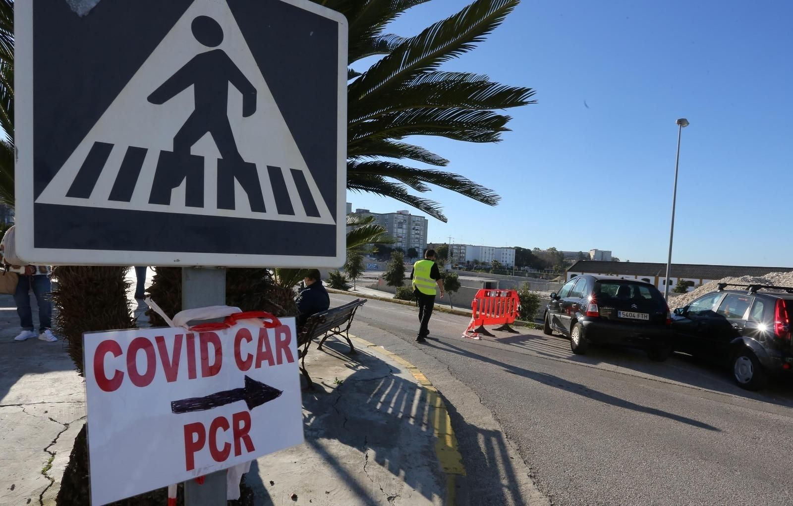 Cartel que indica la entrada al autocovid del hospital de Jerez.