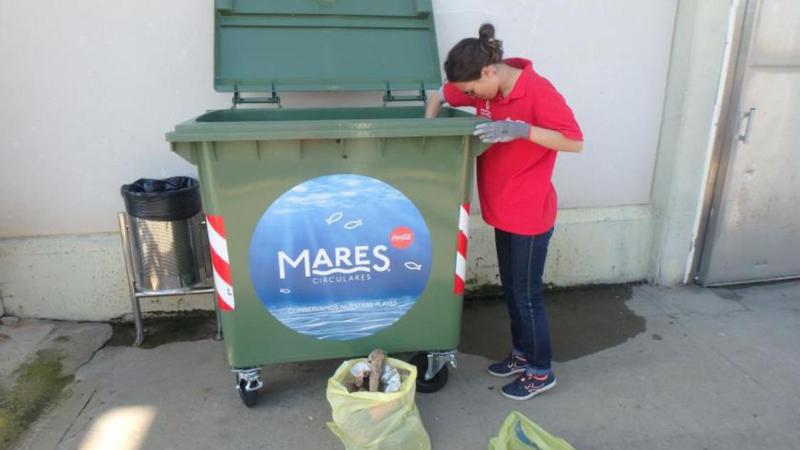 Una voluntaria selecciones las basuras marinas en el puerto de Ayamonte.