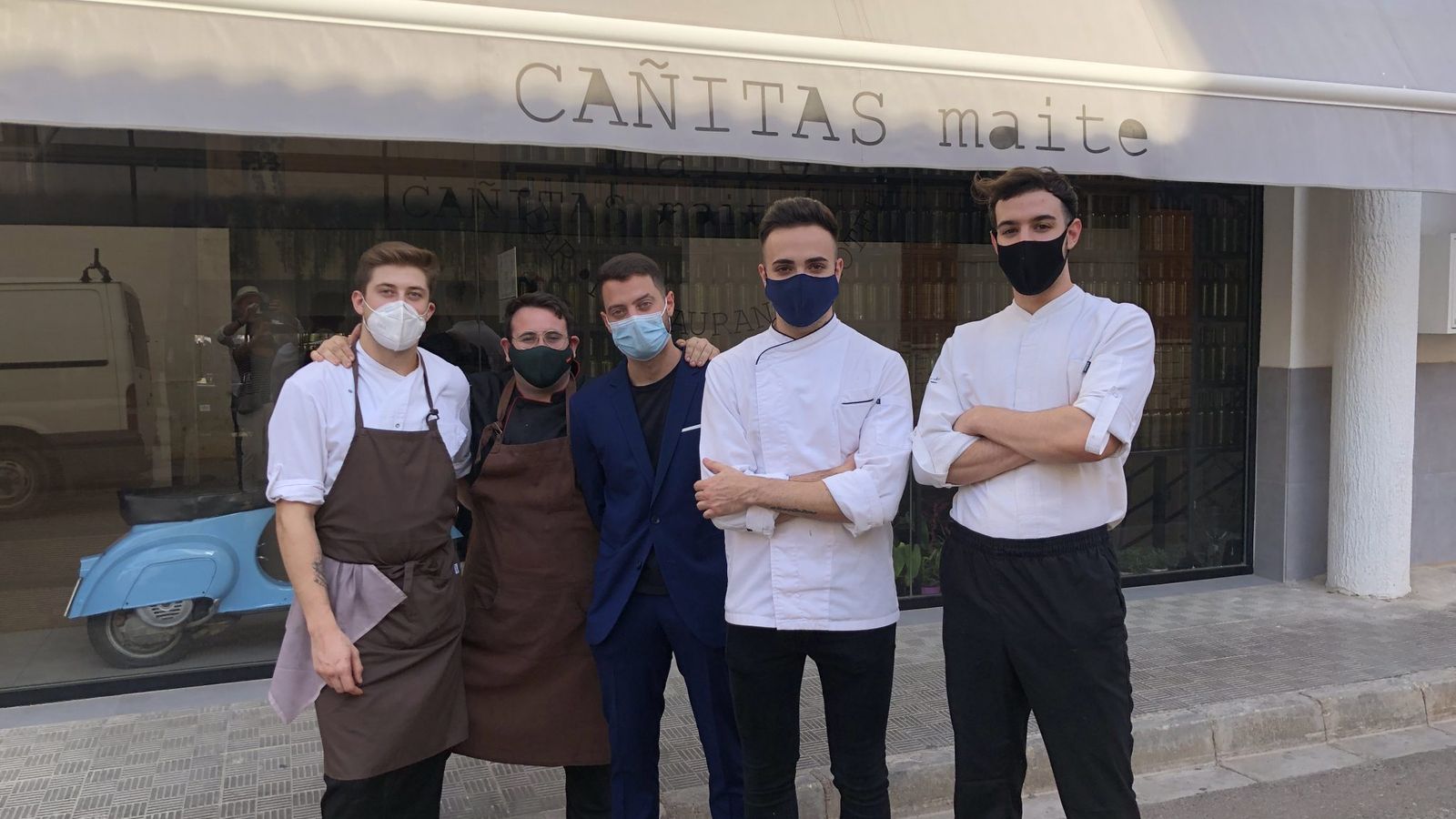 Los chefs (dcha.) con algunos miembros del equipo de Cañitas Maite.