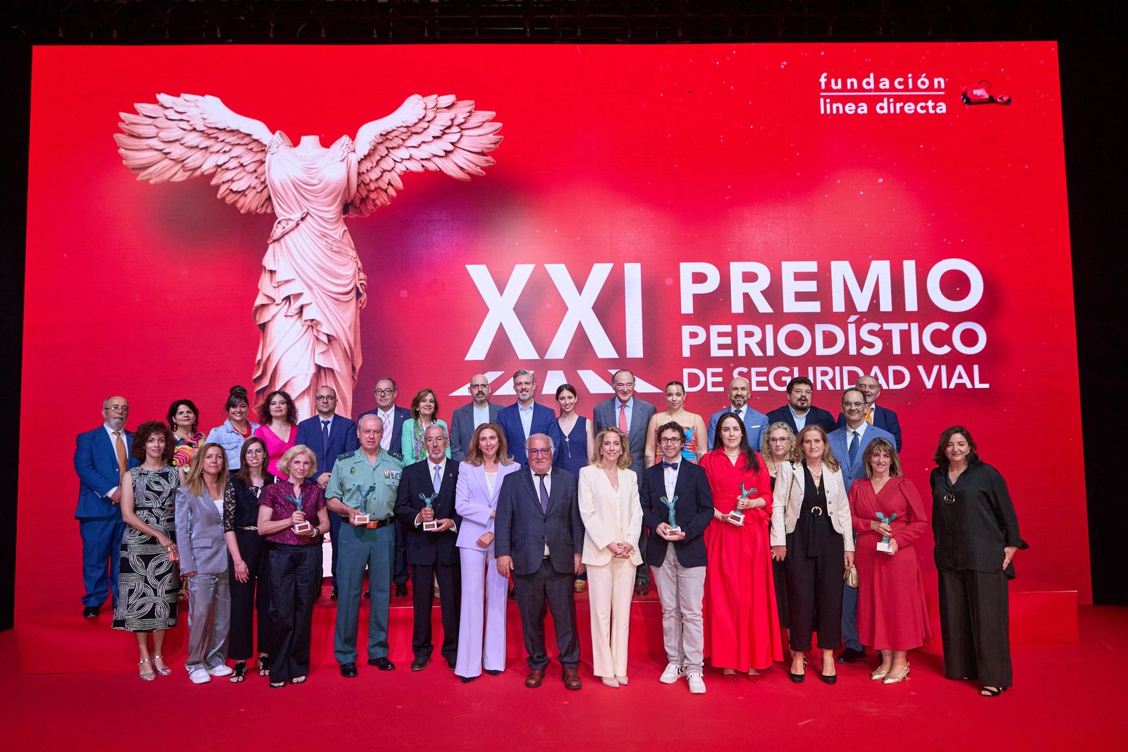 Ganadores y finalistas del XXI Premio Periodístico de Seguridad Vial de la Fundación Línea Directa con las autoridades.