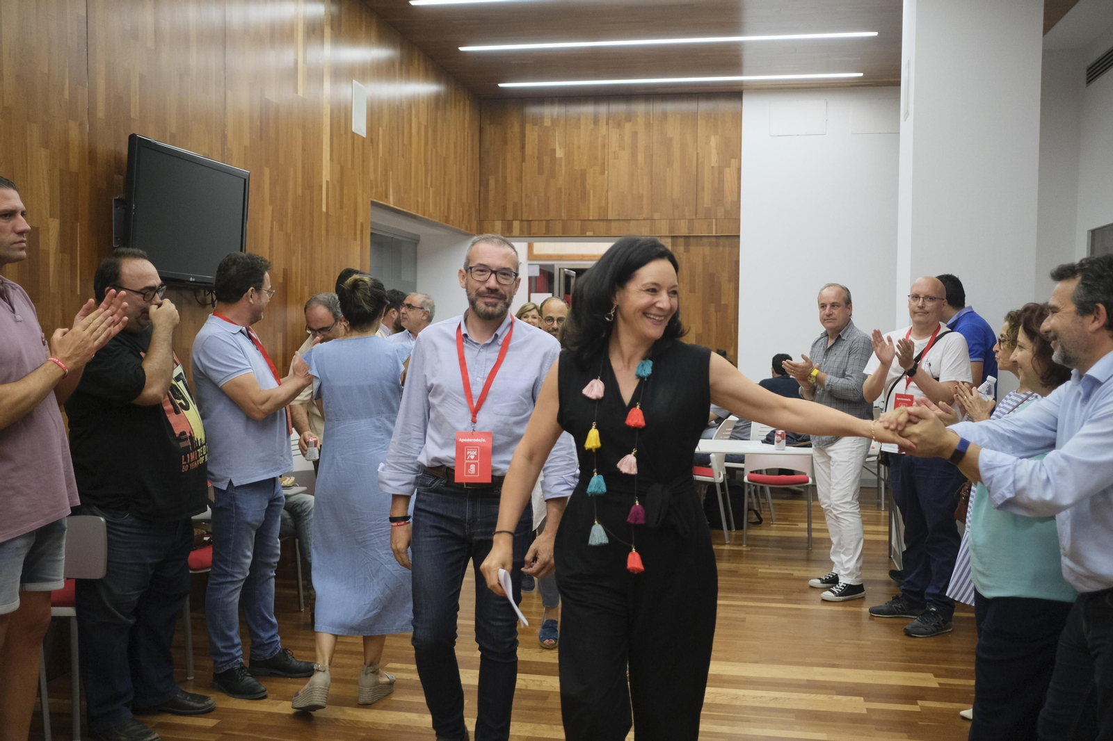 La secretaria provincial del PSOE, Rafi Crespín, en la noche electoral.