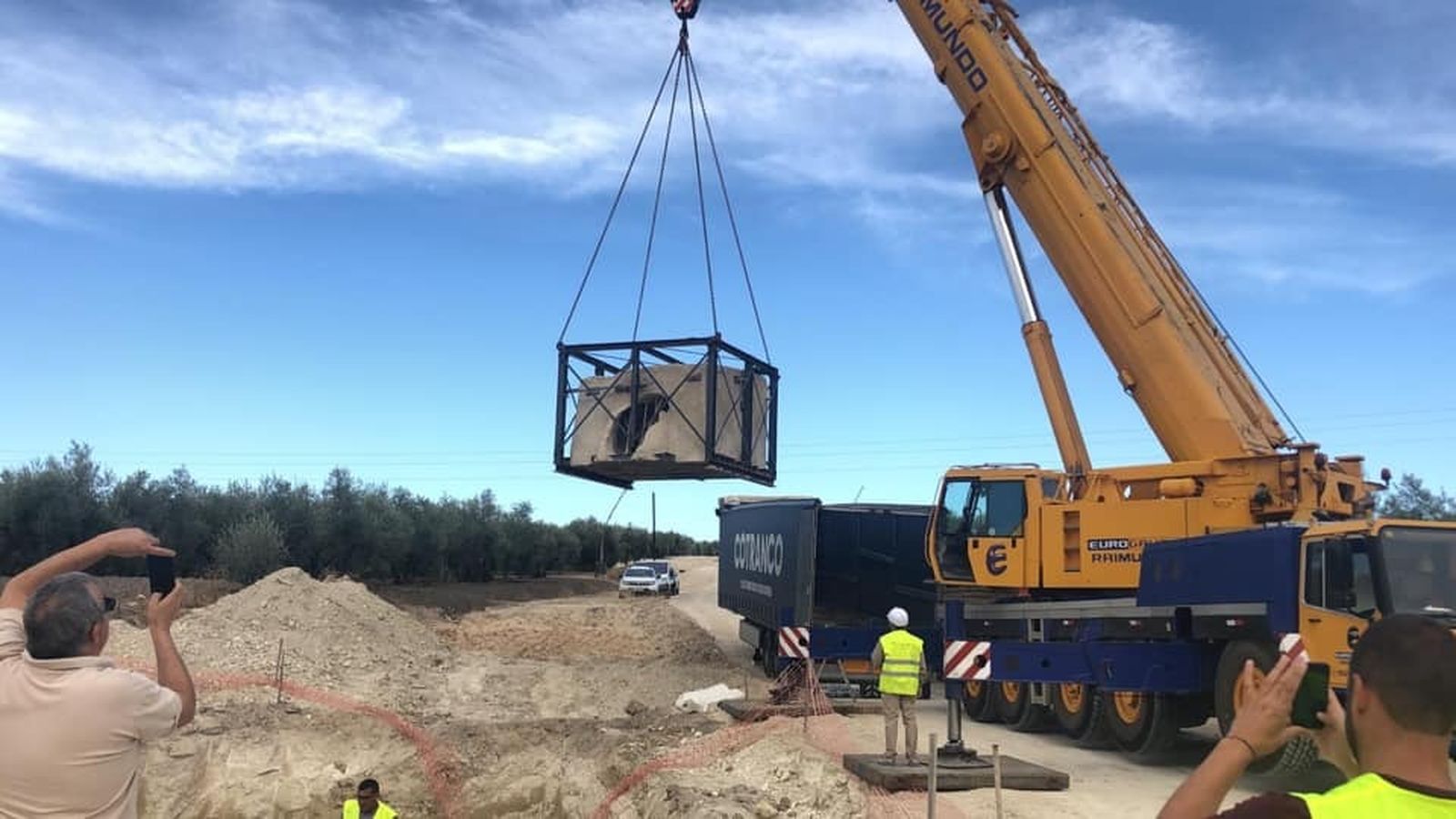 Un momento del traslado del alfar romano  al yacimiento de Los Tejares.