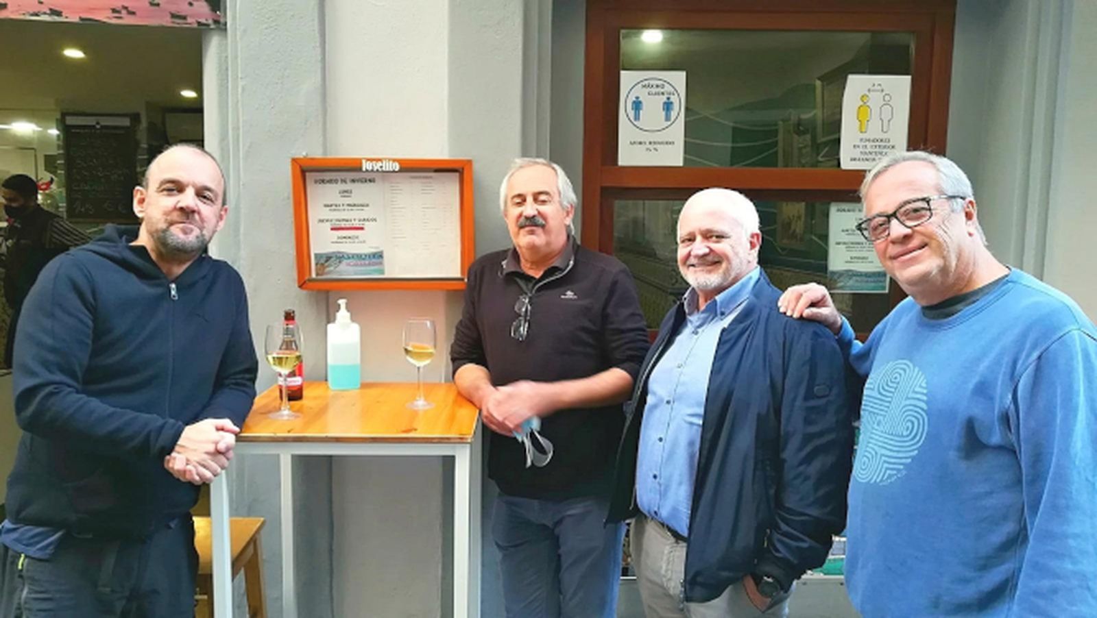 El prestigioso gastrónomo Iñaki Martínez de Albeniz, fotografiado junto a Jesús Oliden, Pepe Dorronzoro y Atxon Urrestarazu, durante su ruta gastronómica por Cádiz.