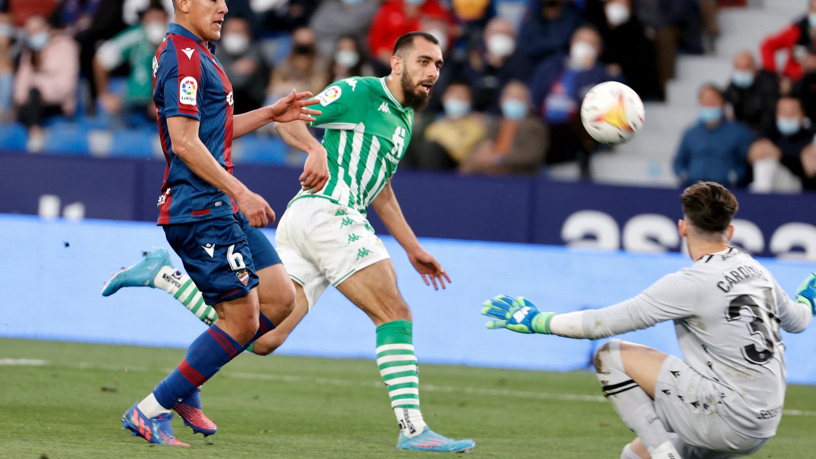 Borja Iglesias falla una clara ocasión ante Cárdenas.