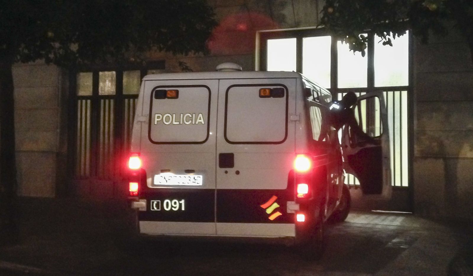 El furgón con el detenido sale de los juzgados de Sevilla.