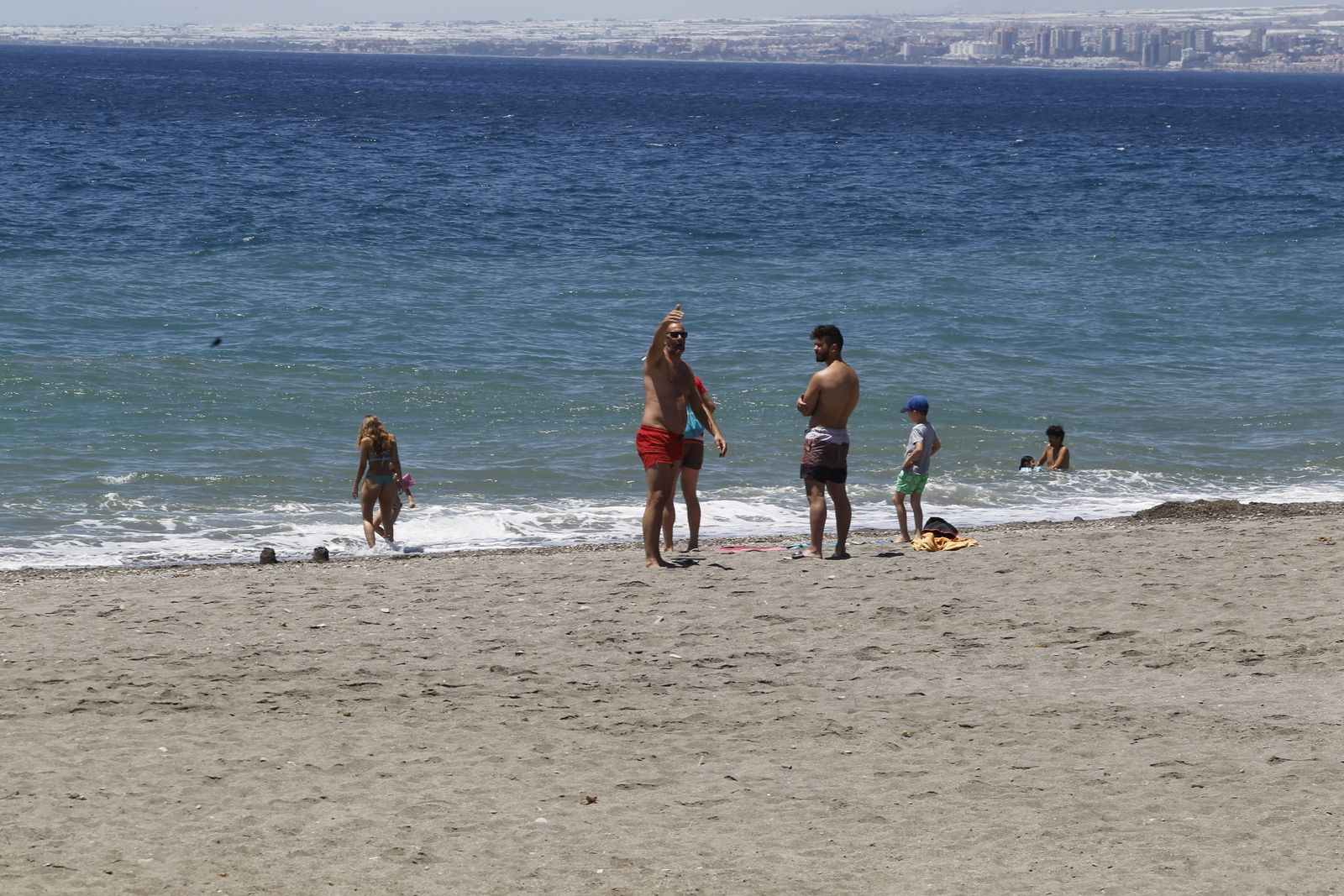 Fotogalería primer día de playa tras el confinamiento en Almería