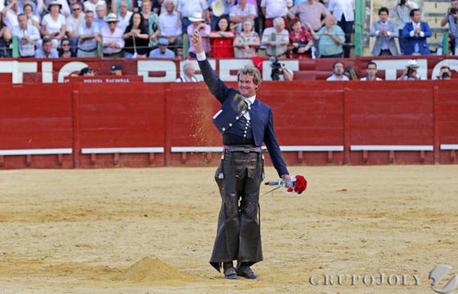 Fermín Bohórquez dice adiós a la afición de Jerez después de besar el albero.

Foto: Miguel Angel Gonzalez