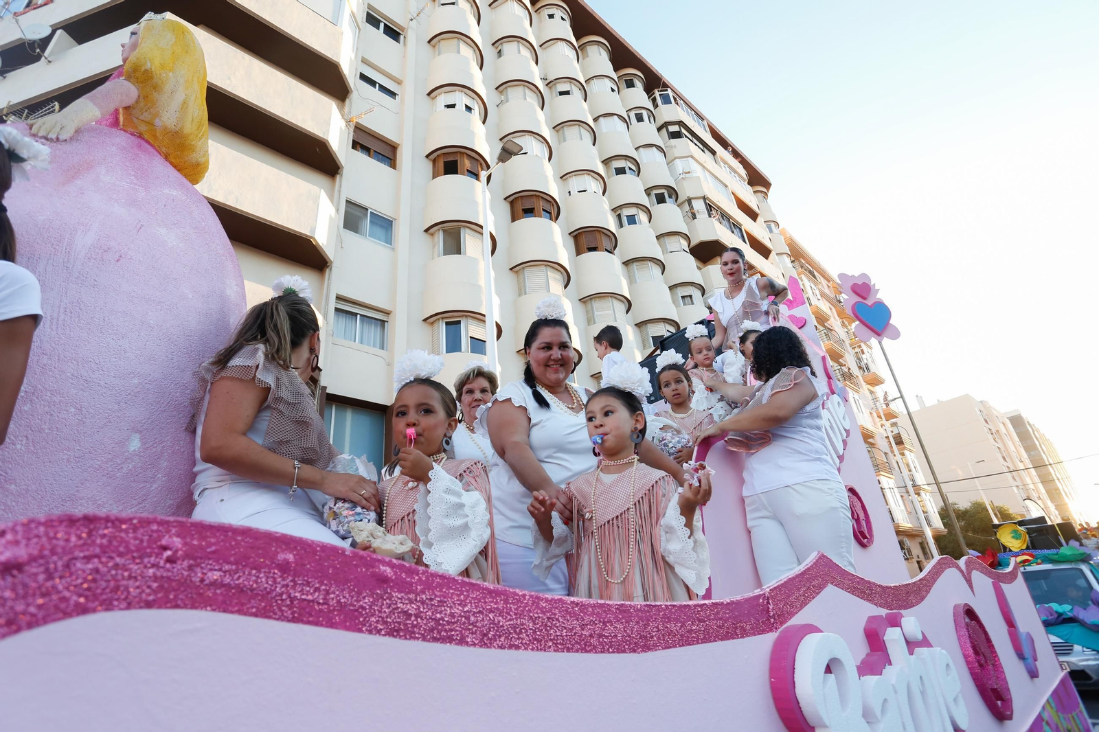 Búscate en las fotos de la cabalgata de la Feria de La Línea