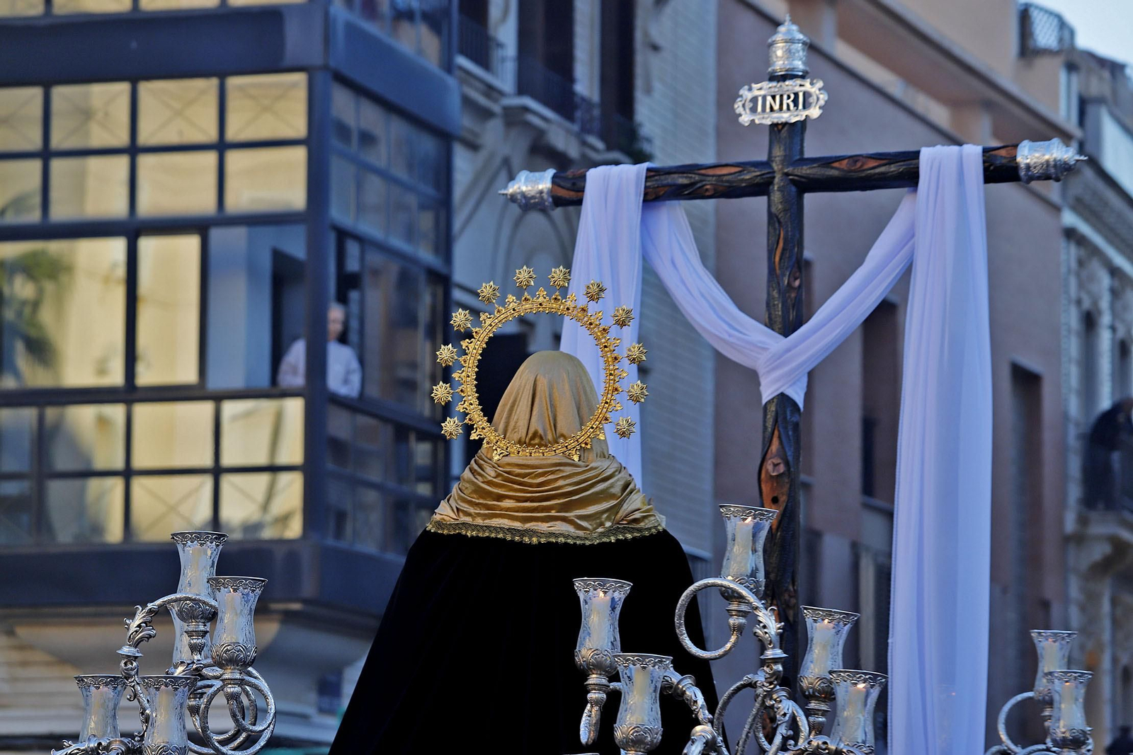 La Hermandad de la Buena Muerte procesiona por las calles de Huelva