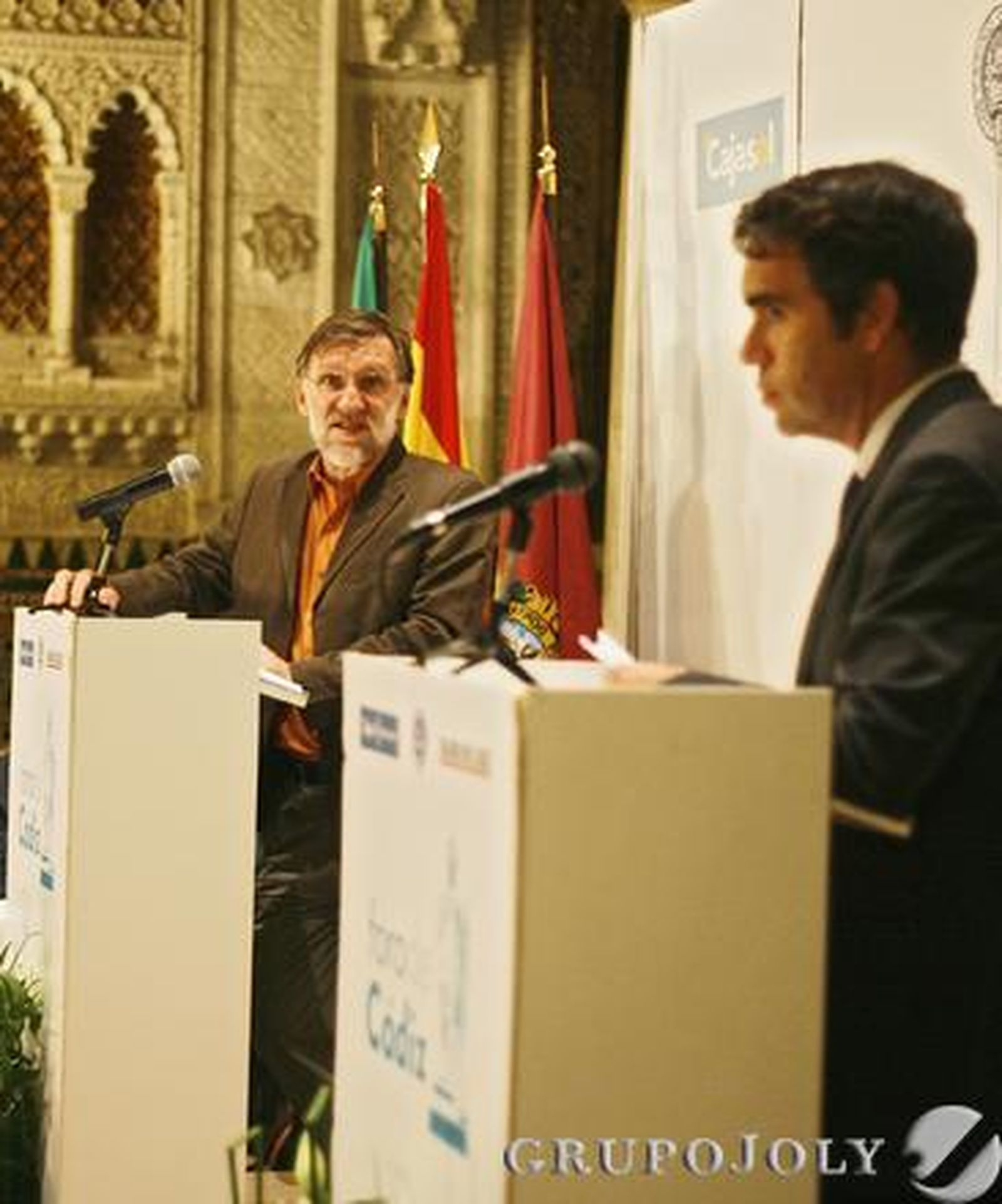 El director de 'Diario de Cádiz', Rafael Navas, en primer término, modera el debate con José Antonio Bastos.

Foto: Joaquin Pino