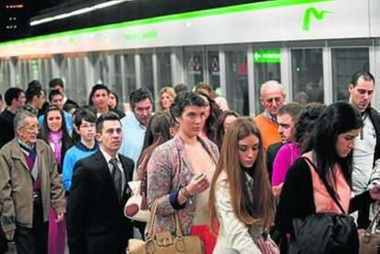 Usuarios del Metro saliendo de la estación Puerta de Jerez.