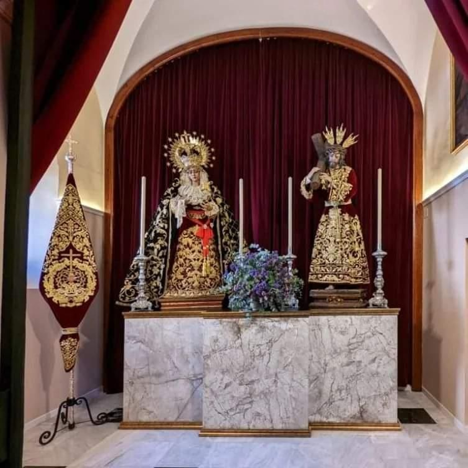 Los titulares de la hermandad del Buen Suceso en su capilla.