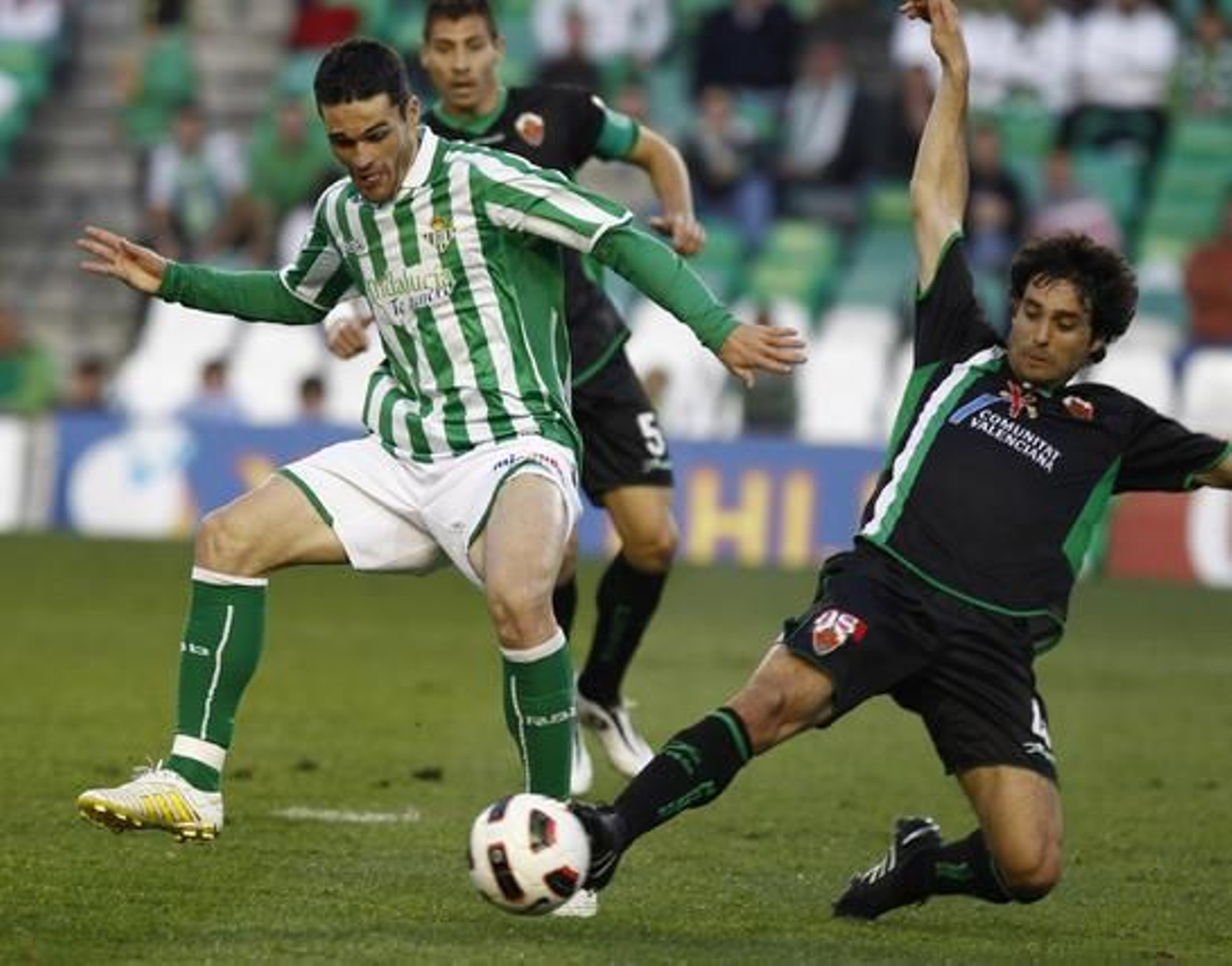 El Betis pierde en casa, con el Elche (1-4), su cuarto partido seguido. / Antonio Pizarro