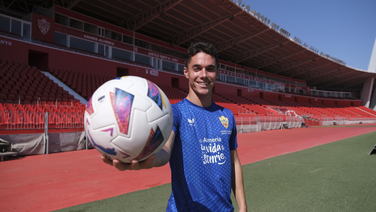 Sergio Arribas sostiene un balón en una de las bandas junto al terreno de juego del Power Horse Stadium.