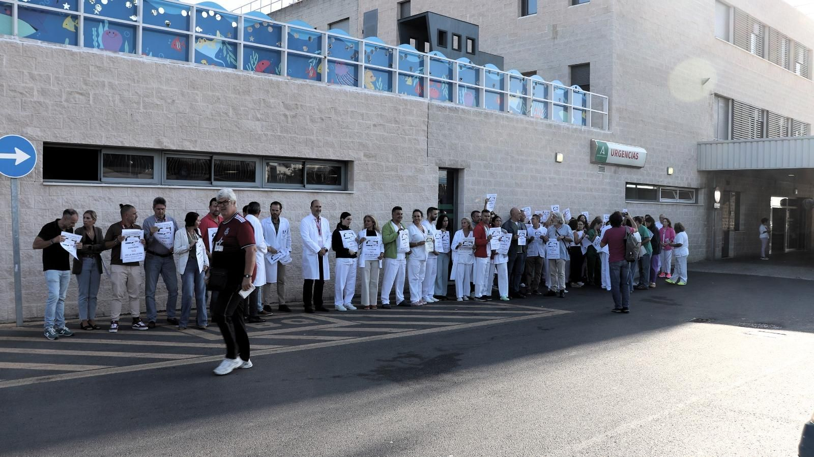 Protesta de los trabajadores del hospital Juan Ramón Jiménez por la agresión a un médico, este miércoles.